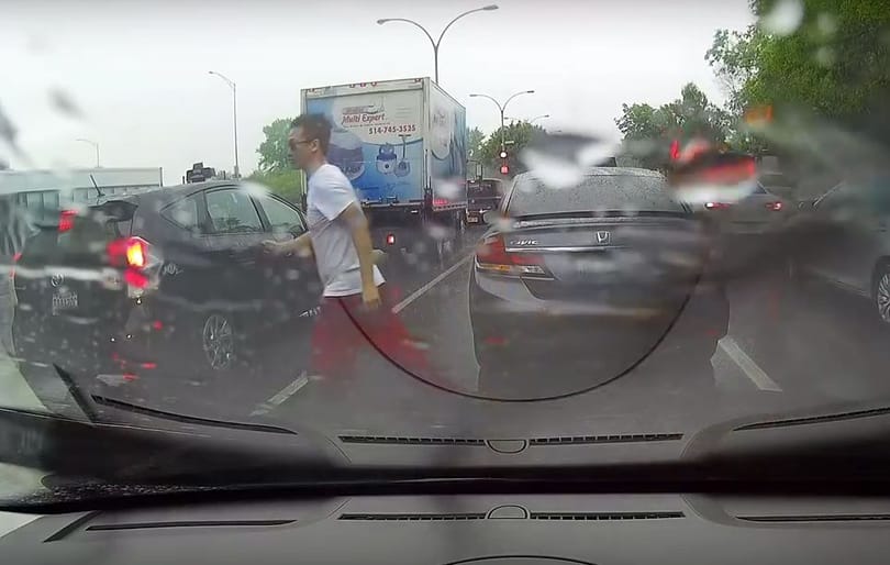 Erről az autósról az egész emberiség példát vehetne – videó