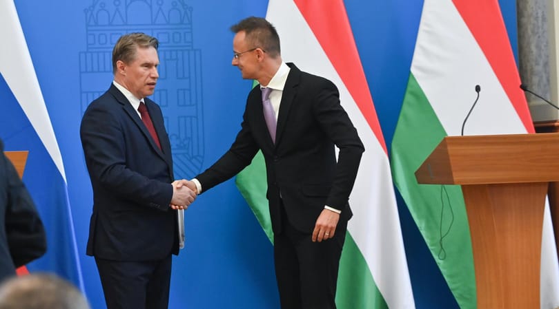 Közös sajtótájékoztatón udvarolt egymásnak Szijjártó Péter és az orosz egészségügyi miniszter