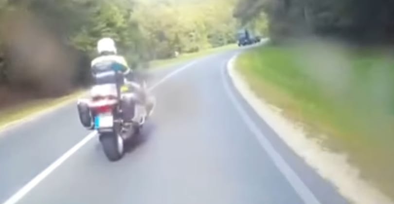 Centiken múlt, hogy nem lökte fel a motoros rendőrt a szarvas – videó
