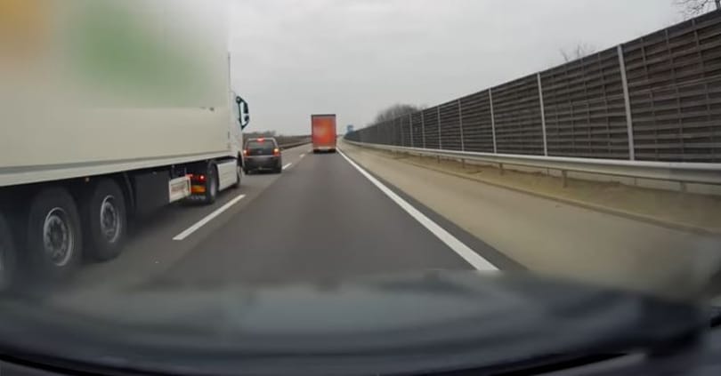 Jobbról bevágva a kamion elé leckéztetett egy sofőr az M5-ösön – videó