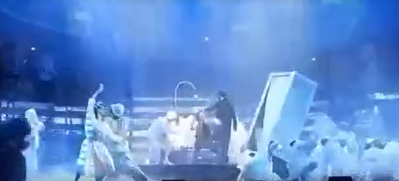 Nyilvánosságra került a videó arról, ahogy a táncosokra borul a díszlet az Operettszínház egyik próbáján