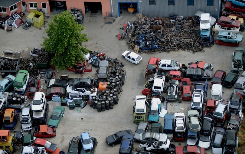 Autókereskedőknél razziázik a NAV