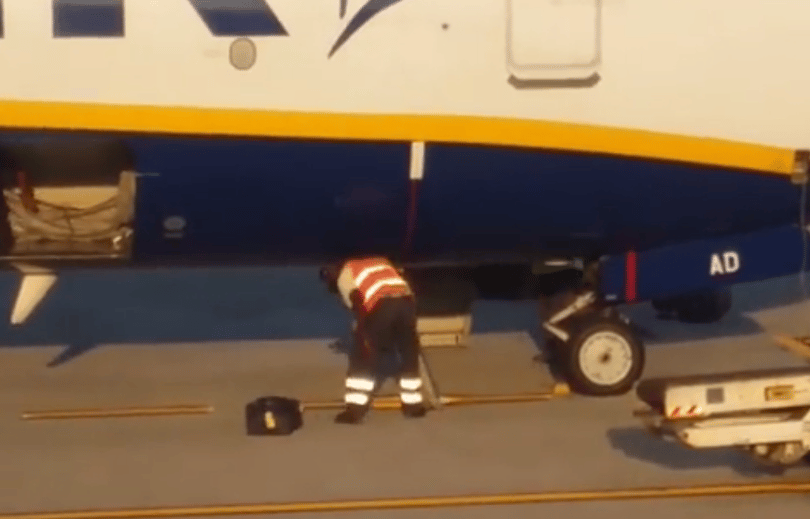Videó: bőröndöket hajigáltak a Ryanair rakodói