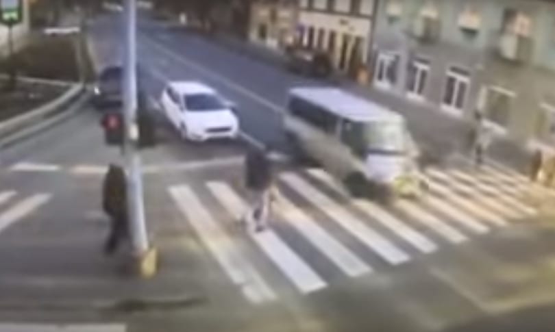 Drámai videón, ahogy kisbusz gázol a zebrán