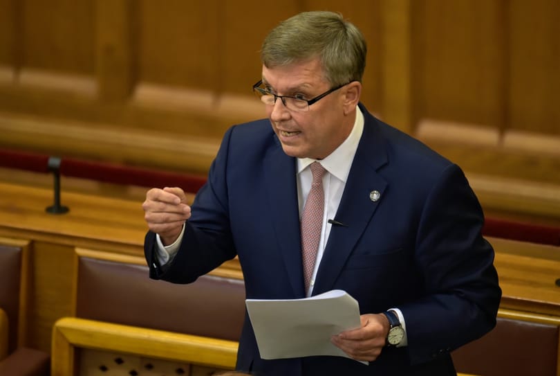Matolcsy jelképes hidat építene Kínáig