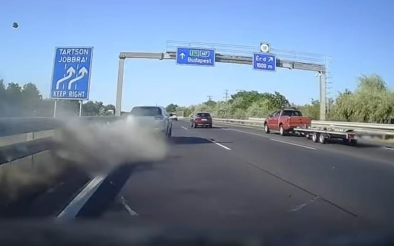Bevágódott a belső sávba a Lexus az M7-esen, majd átsodródva a zajvédőfalnak csapódott – videó