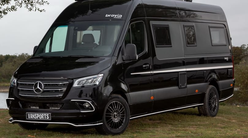 27 millió forint egy ilyen Mercedes furgon, de nem is csomagot szállítanak vele