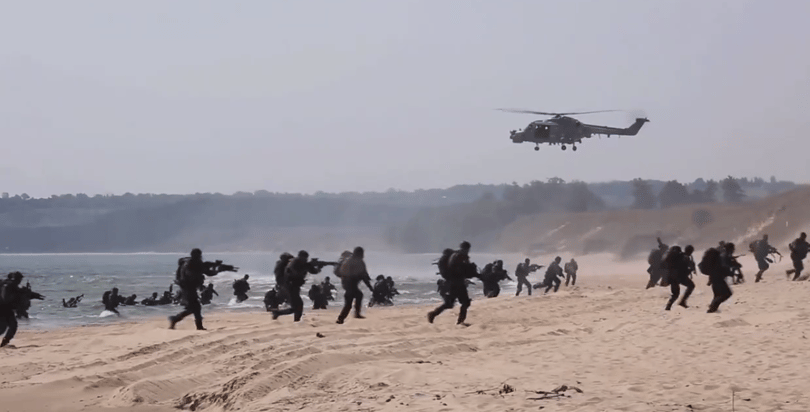 Videó: Így néz ki most egy NATO-partraszállás