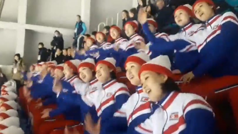 Újabb hátborzongató koreográfiát mutatott be az észak-koreai szurkolócsapat