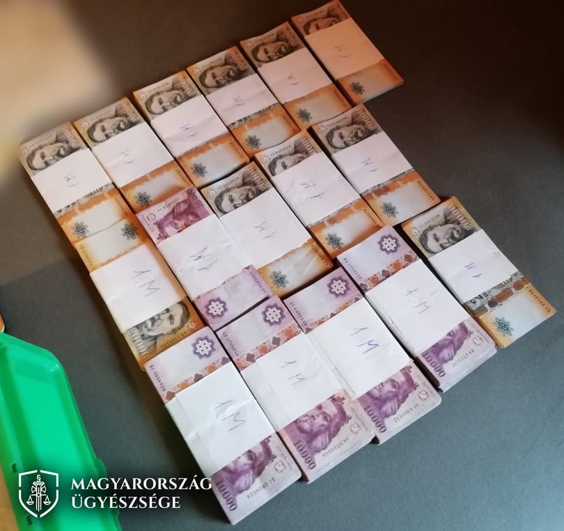 Az öltözőben osztották szét a kenőpénzt a műszaki vizsgabiztosok, most lebuktak
