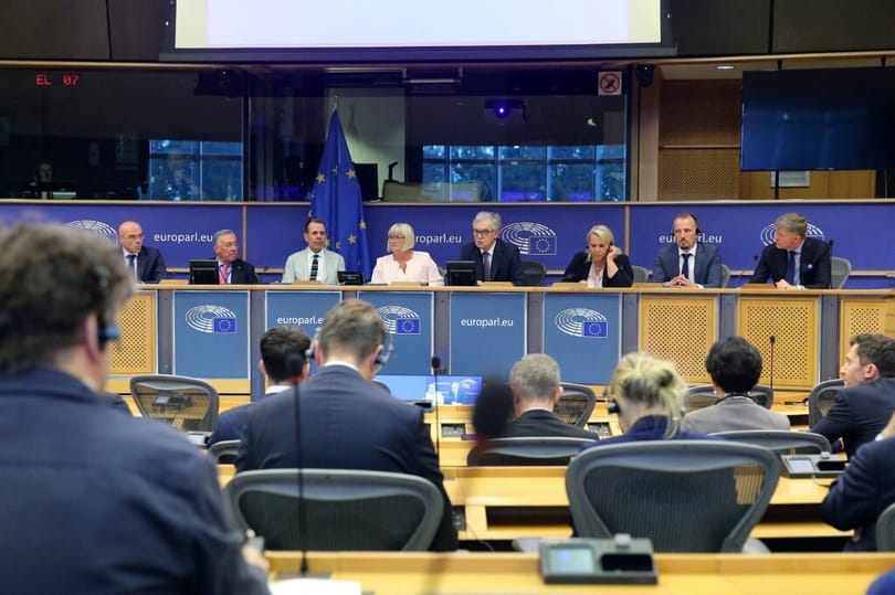 Megalakult Orbánék új frakciója az EP-ben, francia elnököt és fideszes alelnököt választottak