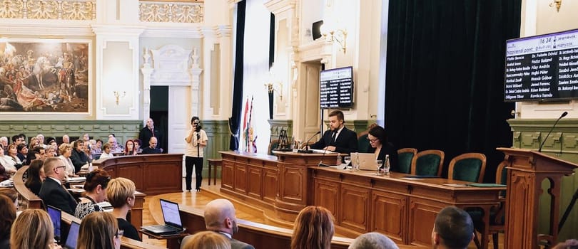 Visszamenőlegesen megemelték a fizetésüket az önkormányzati képviselők Győrben