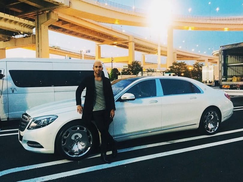 Kitalálja mivel gyarapodott Lewis Hamilton autóparkja?