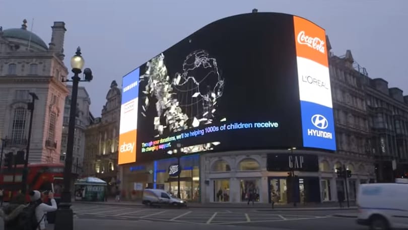 Ez már tényleg a jövő: rejtett kamerák, célzott hirdetések a Piccadillyn