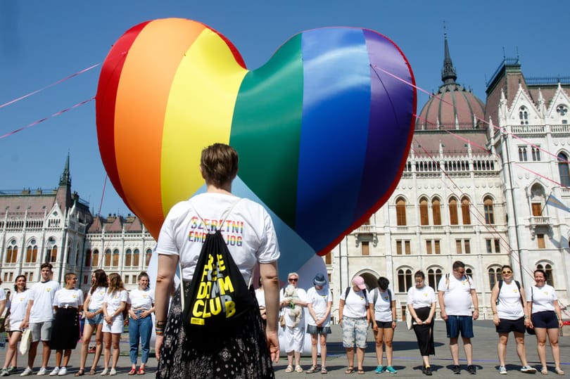 Megindította Brüsszel a kötelezettségszegési eljárást a melegellenes törvény miatt