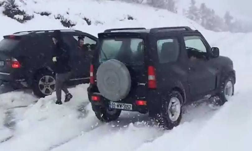A nap videója: a kis Suzuki hóban alázza meg a nagy BMW-t