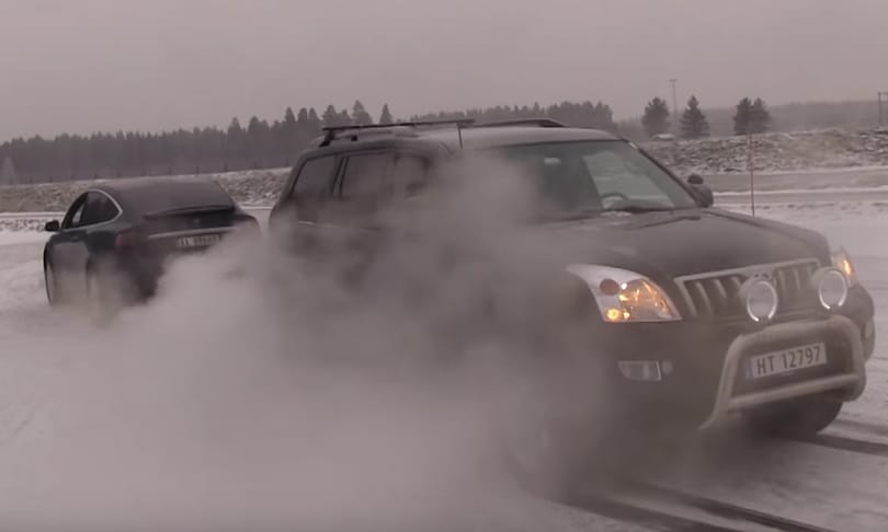 Kötélhúzás hóban: A Tesla megverte a Toyota terepjárót – videó