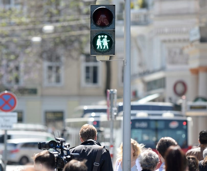 Megfúrták a meleg párokat ábrázoló jelzőlámpákat a linzi jobbosok