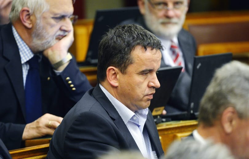 Az Ab szerint is osztogathat laptopot a képviselő