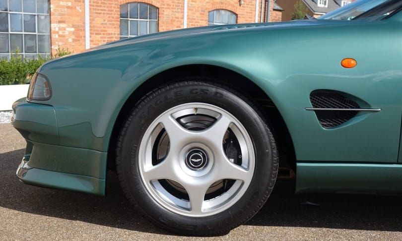 Szuperritka és brutál erős régi Aston Martin vár új gazdára Prágában