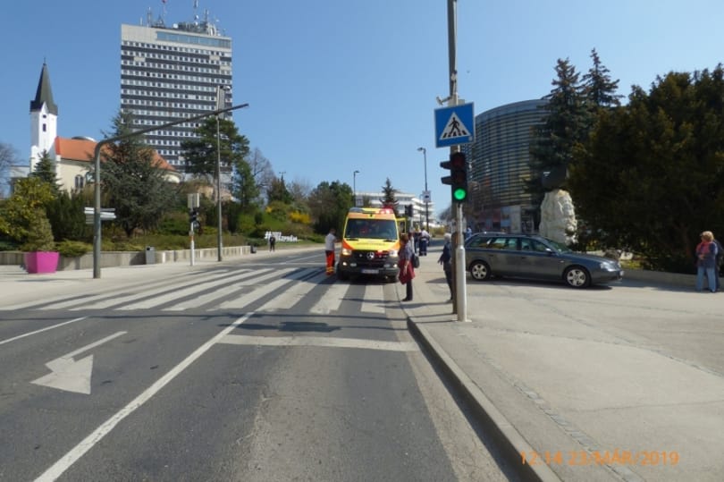 Gyalogátkelőn sodort el egy autó egy kislányt