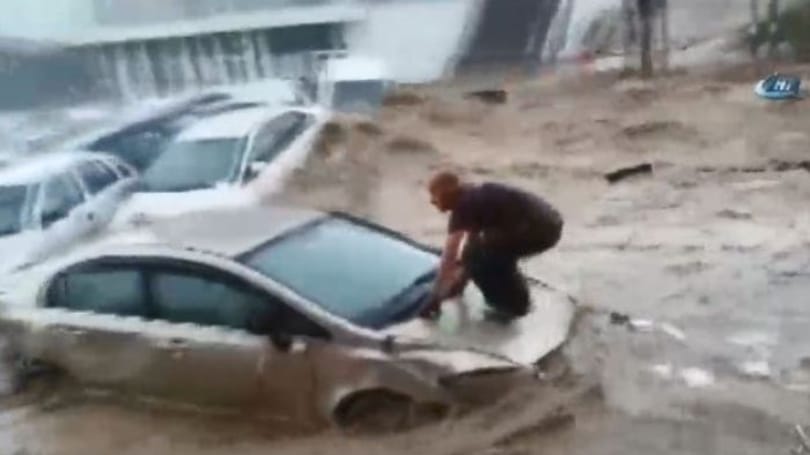 Videó: gyakorlatilag szörföztek az autók Ankara főutcáján