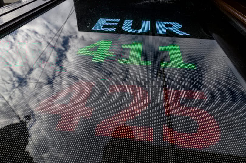 Jól bekávézott hétfő reggel a forint: 400 alatt is járt az euró, a dollár árfolyama