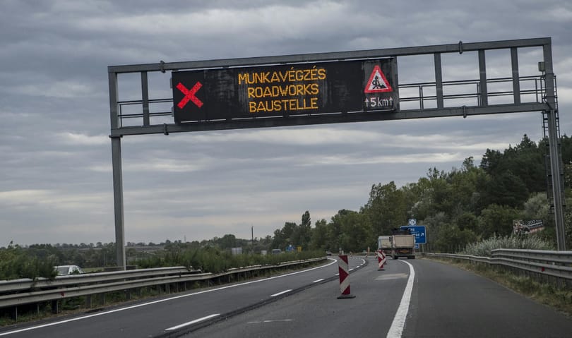 Lázár János Mészáros Lőrincék autópályáival ékeskedik