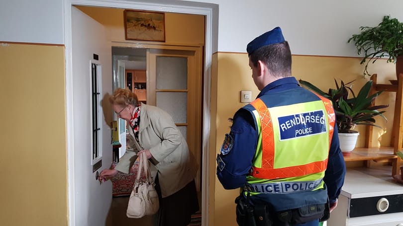 Rendőrök a házaknál, így ürítették ki a BAH-csomópont közeli lakásokat a bombák miatt – fotók