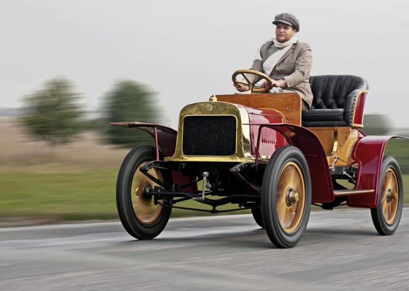 110 éves a Skoda első autója, ami leginkább egy motorizált hintóra hasonlít