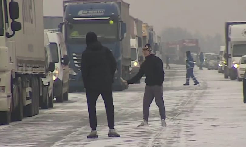 A nap videója: ilyen egy kis teniszezés a havas autópályán
