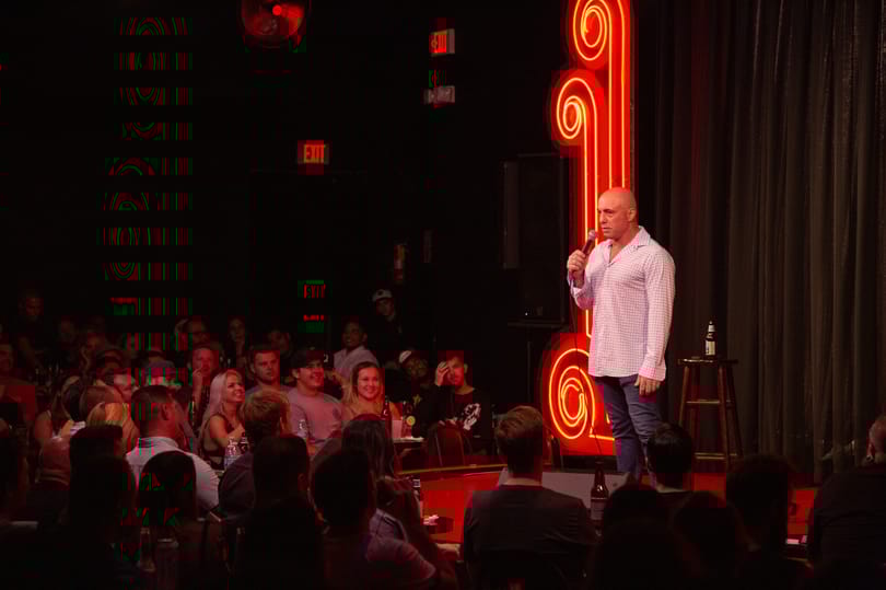 Joe Rogan nem csak egy ámokfutó, de egy generáció hangja is, aki a maga képére formálja a médiát