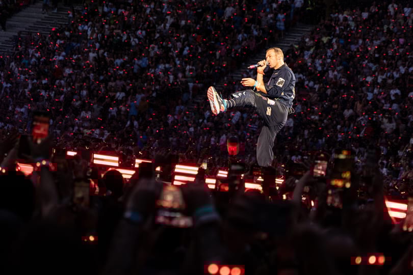 A Coldplay frontembere két koncert között a Duna-parton hallgatott utcazenét
