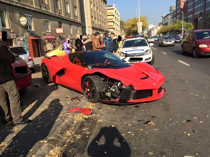 400 milliós LaFerrarit törtek össze Budapesten