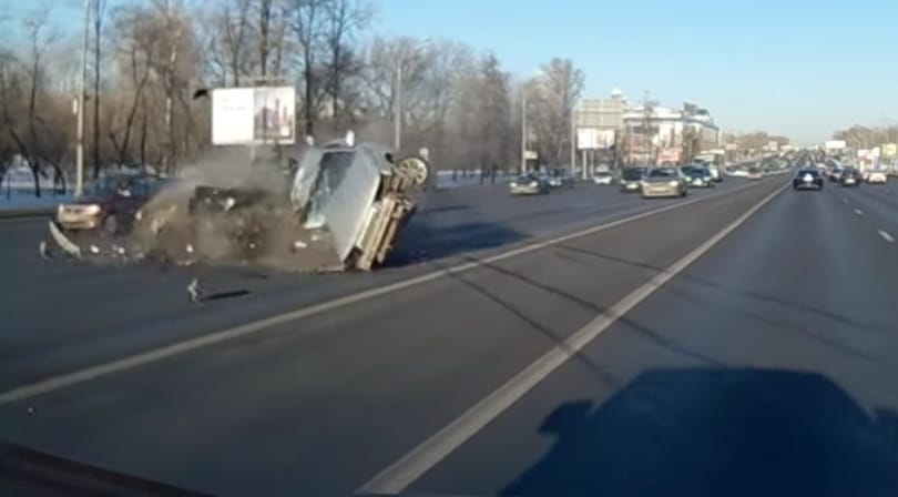 Súlyos balesetet okozott a Lada sofőrje, de mi volt ez előtte? – videó