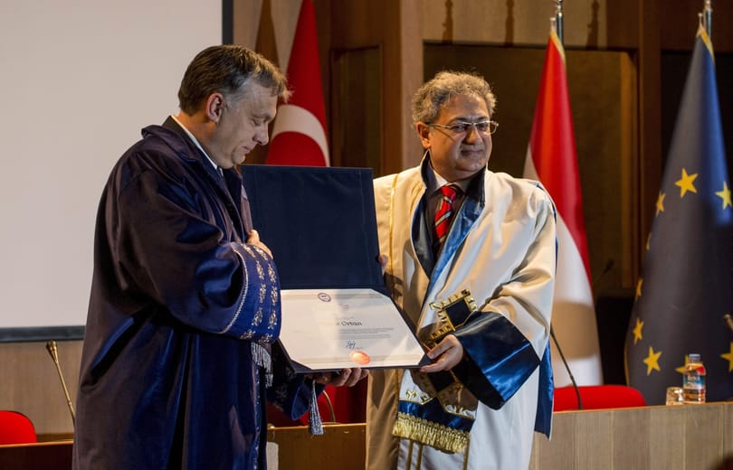 Orbánt díszdoktorrá avatta az egyetem, ahol Vona Allahról beszélt