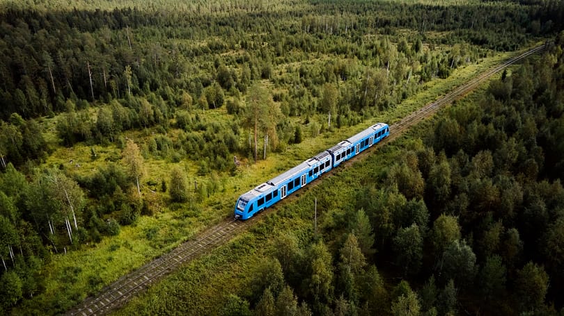 Forgalomba állt a világ első hidrogénvonata: 140 km/h-val is mehet, Magyarországon gyártott alkatrész is van benne