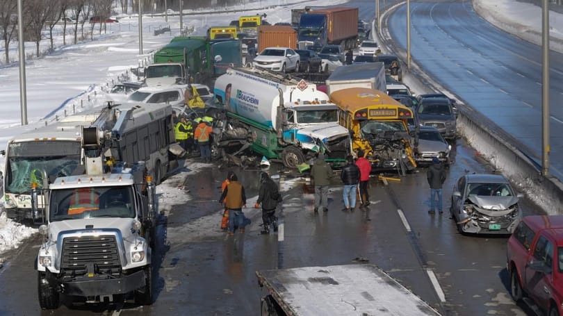 Közel 200 autó ment egymásnak egy balesetben