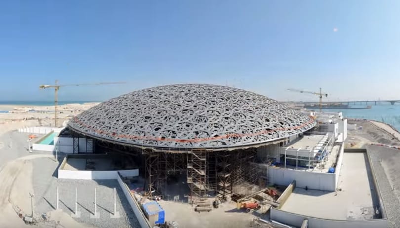 Ezt a time lapse videót látni kell: így épült fel a Louvre Abu-Dzabiban