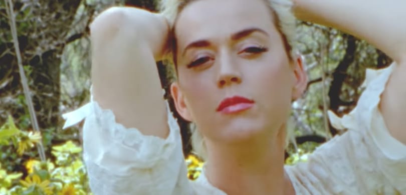 Meztelenül énekel új klipjében a várandós Katy Perry