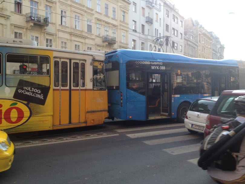 Fotó: Busz és villamos ütközött a Károly körúton