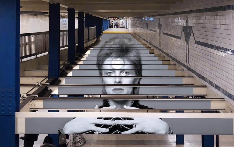 Itt a legkúlabb kiállítás-reklám: David Bowie a metróban