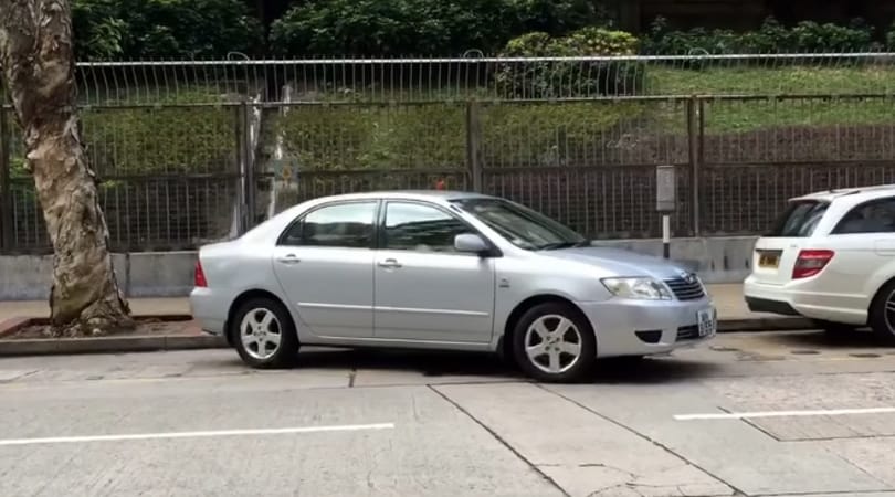 Szinte fáj ezt a parkolást végignézni – videó