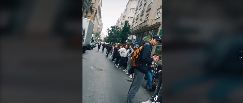 Brutálisan hosszú sor alakult ki az Azahriah koncertjére jegyet áruló iroda előtt