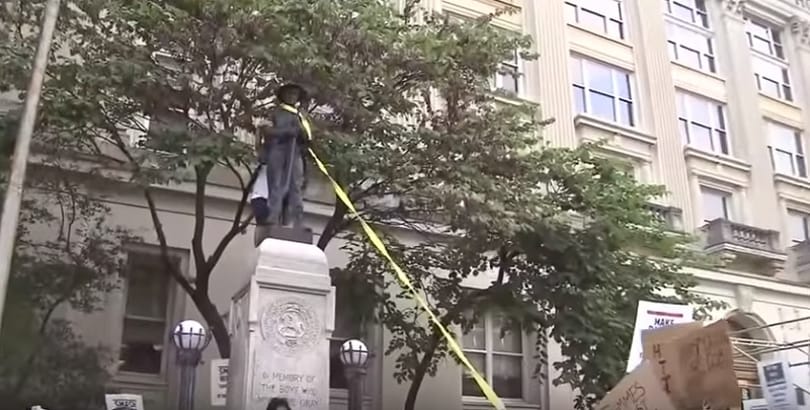 Charlottesville után: ledöntöttek egy konföderációs szobrot Észak-Karolinában