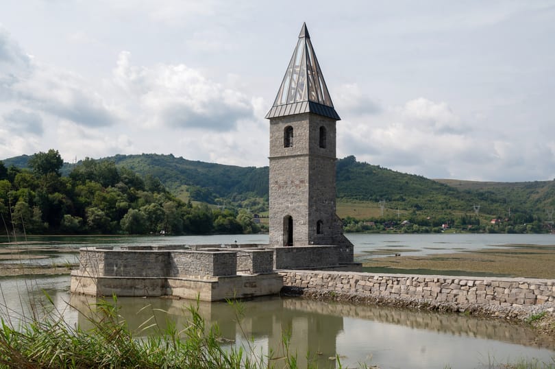 Elkészült a romániai falurombolásokat jelképező, elárasztott Bözödújfalu újjáépített temploma Erdélyben