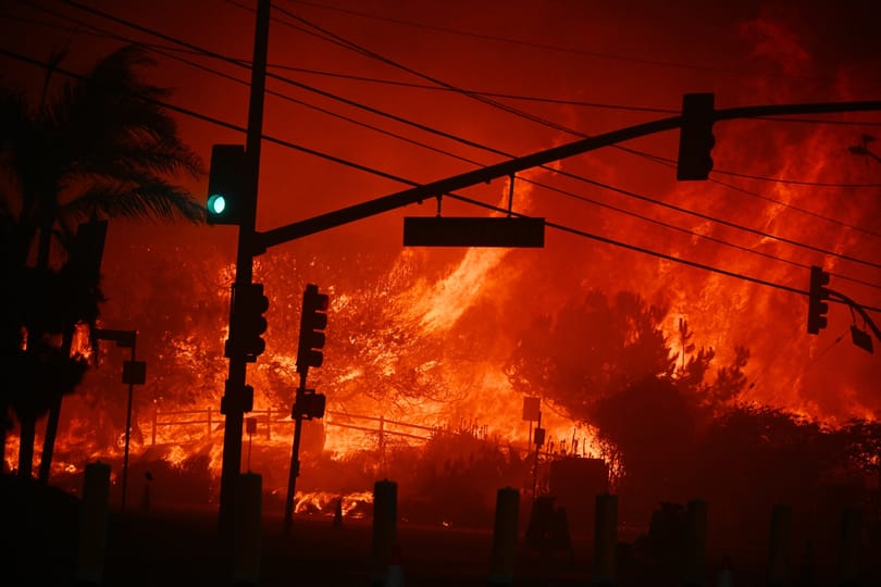 Óriási erdőtűz pusztít Los Angeles egyik előkelő negyedében