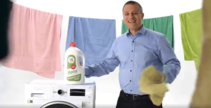 Juhász Péter mosószerreklámmal szállt bele Szél Bernadettbe