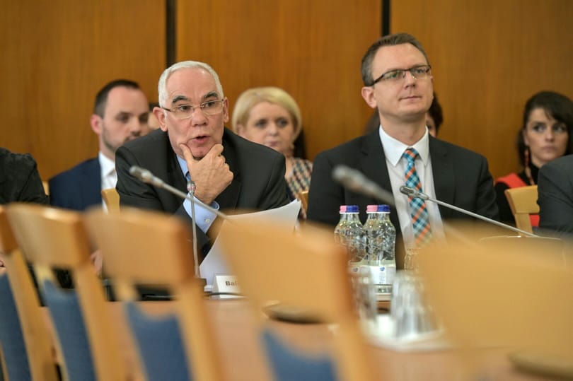 Rosszul megy a kórházaknak? Rétvári szerint szocik