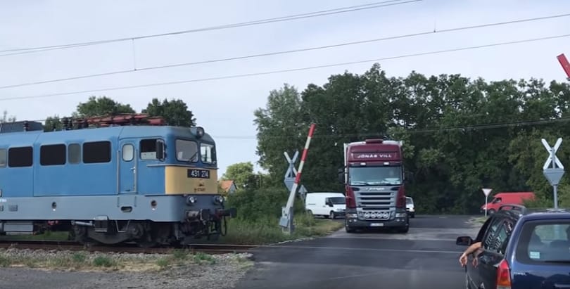 Videón, ahogy nyitott sorompónál érkezett meg a vonat Szeged közelében
